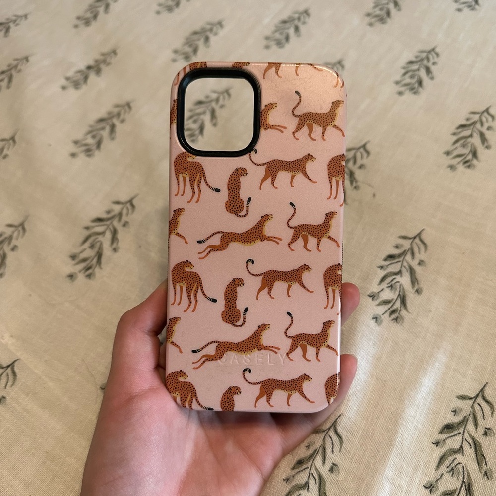 Casely iphone 12 pink leopard case
